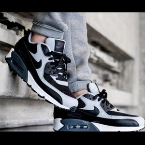 Nike Men’s Ari Max 90 Black Wolf Grey SE Shoe